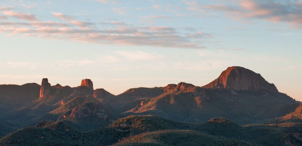 grand high tops warrumbungle national park. This view can be accessed from Belgoury split rock which is one of the hardest hikes in the warrumbungles 
